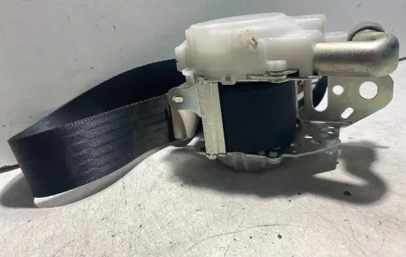 Toyota Avensis T270 Front seatbelt J082531