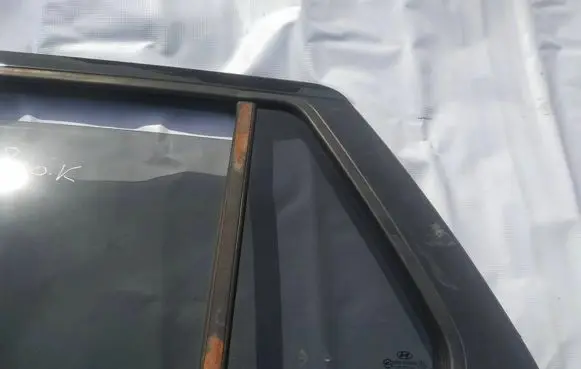Hyundai Santa Fe Rear vent window glass 