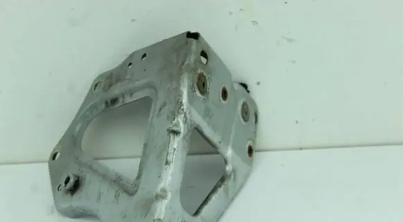 Audi A6 S6 C6 4F Fender mounting bracket 4F0821136A AM08S109
