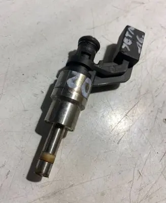 Volkswagen Jetta V Fuel injector 0261500016