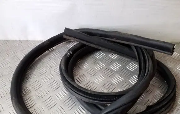 Jeep Cherokee III KJ Front door rubber seal