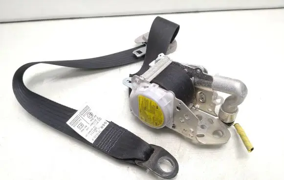 Toyota Avensis T270 Front seatbelt 7P1510P 080711 27789