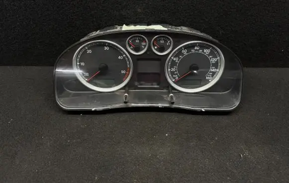 Volkswagen PASSAT B5.5 Speedometer (instrument cluster) 3B0920929A