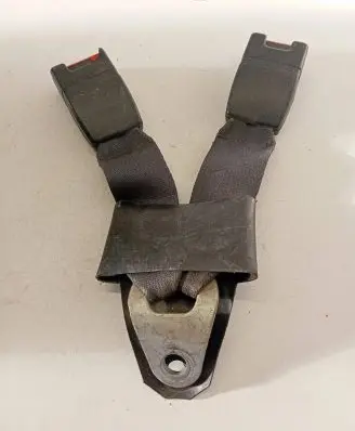 Middle seatbelt buckle (rear)