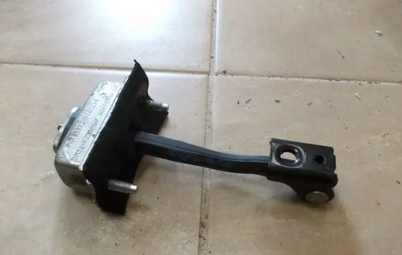 Ford Focus Front door check strap stopper