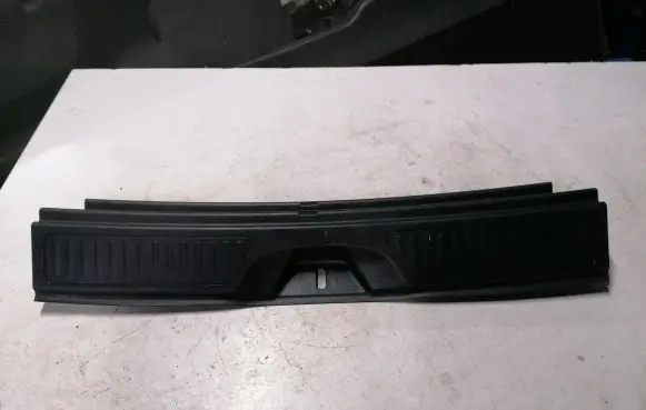 Trunk/boot sill cover protection