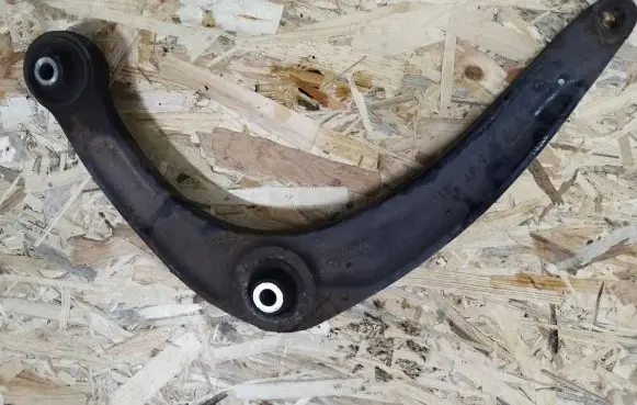 Peugeot 308 Front lower control arm/wishbone 823215