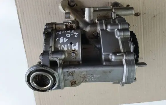 Mini Cooper Countryman F60 Oil pump 8631810