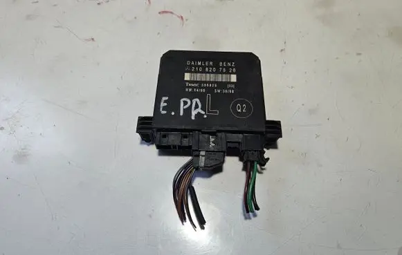 Mercedes-Benz E W210 Door control unit/module 2108207526