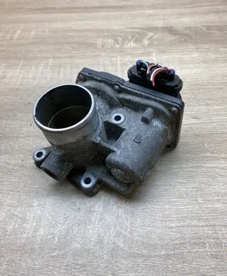 Toyota Auris E180 Throttle body valve 261000N030