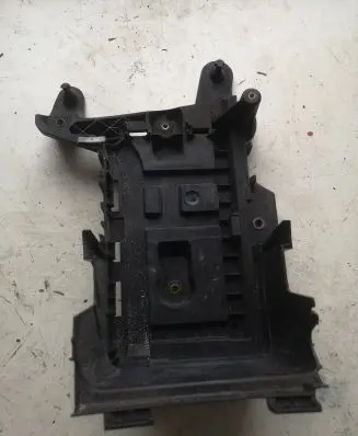 Volkswagen Jetta VI Battery tray 1K0915333