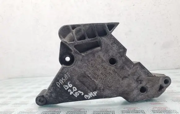 Engine mounting bracket