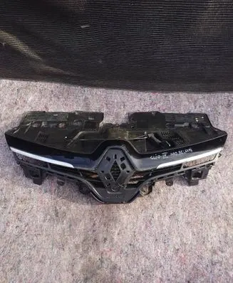 Renault Clio III Front bumper upper radiator grill 628101467R