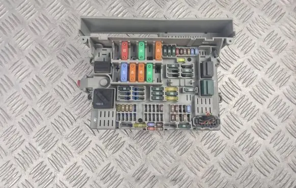 BMW 3 E90 E91 Fuse box set 6906624 90109273