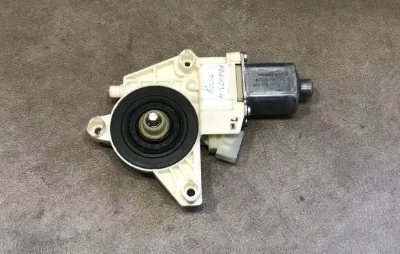 Mercedes-Benz C W204 Front door window regulator motor A2048200142