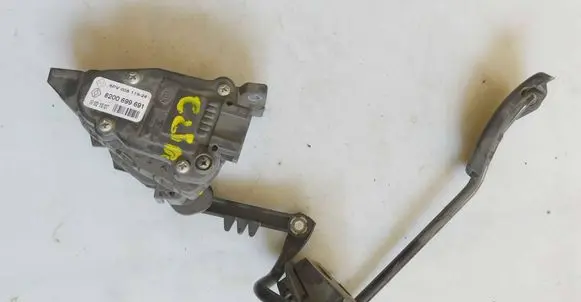 Accelerator throttle pedal