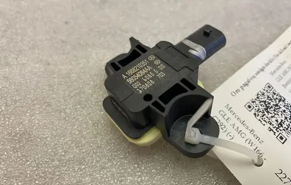 Mercedes-Benz GLE AMG (W166 - C292) Airbag deployment crash/impact sensor A1668210351