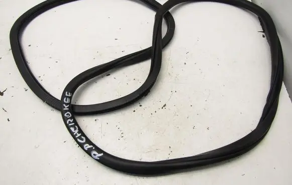 Jeep Cherokee Front door rubber seal 124320