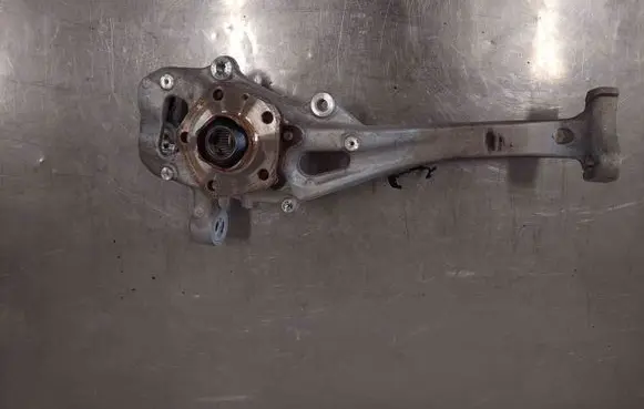 Audi Q7 4M Front wheel hub spindle knuckle 4M0407560