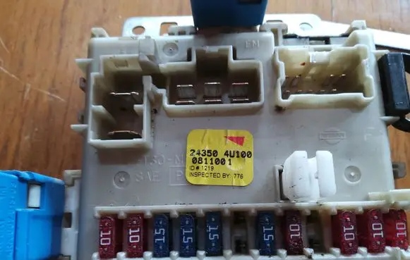Nissan Almera Tino Fuse module 243504U100 0811001