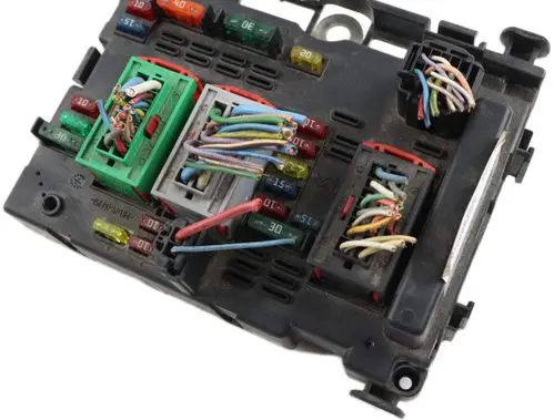 Peugeot 206 Fuse module 9650663980 32945761