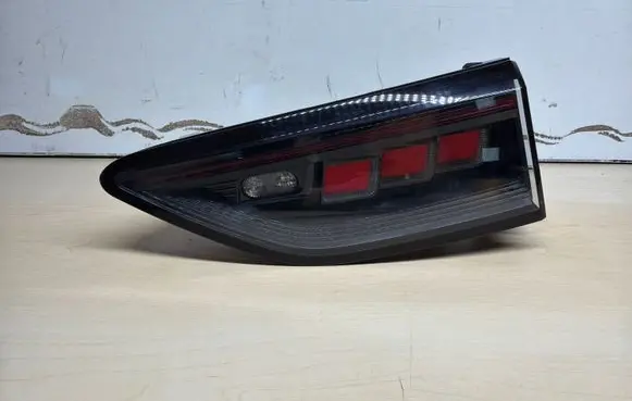 Volkswagen Golf VIII Tailgate rear/tail lights 5H0945308E