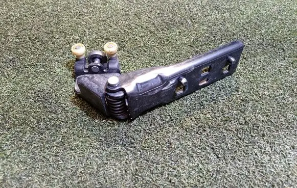 Opel Vivaro Sliding door middle roller runner 777647086R 93451865