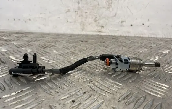 Volvo XC40 Fuel injector 31432774