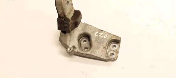 Toyota RAV 4 (XA50) Engine mounting bracket