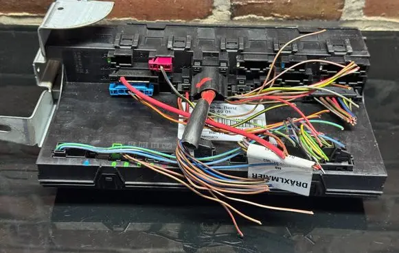 Mercedes-Benz E W211 Fuse module 2115454901 5DK00804725
