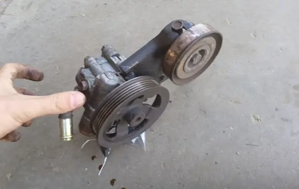 Toyota Corolla Verso E121 Power steering pump