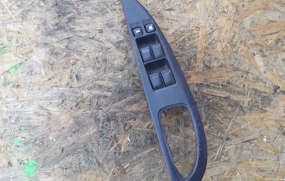 Nissan Primera Electric window control switch 25401AV640
