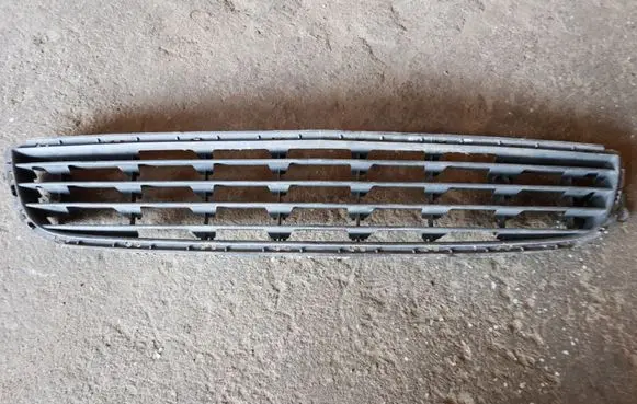 Opel Zafira B Front bumper lower grill 13124978