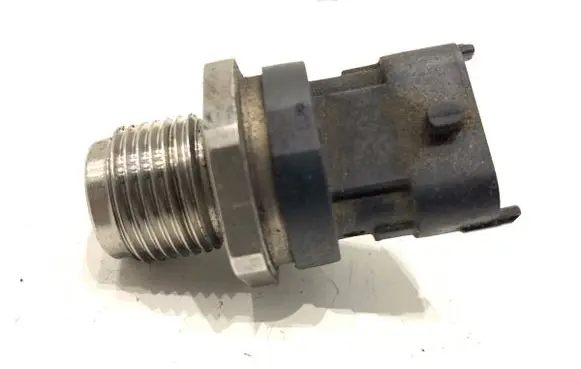 KIA Carens III Fuel pressure sensor 