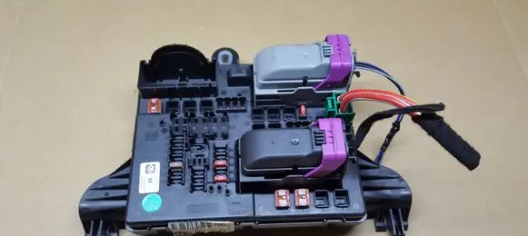 Opel Insignia A Fuse module 7527 84LWLV 13277321