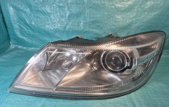 Skoda Octavia Mk2 (1Z) Headlight/headlamp 1Z1941015G 1ZL247052ES