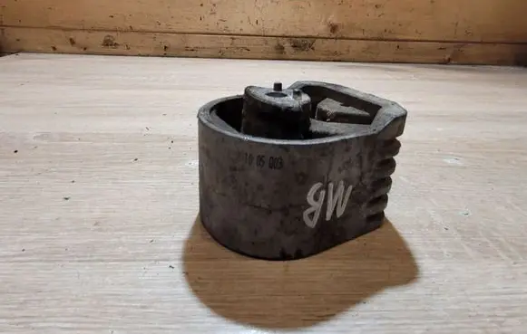 Mercedes-Benz B W245 Engine mount bracket
