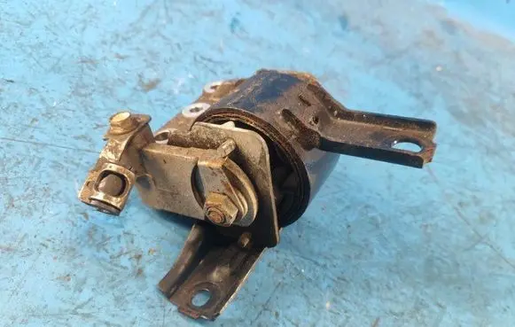 Jeep Patriot Engine mount bracket 5105489AH