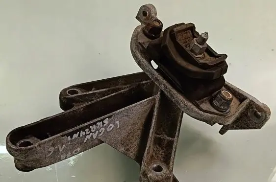 Dacia Logan I Gearbox mount 8200216113