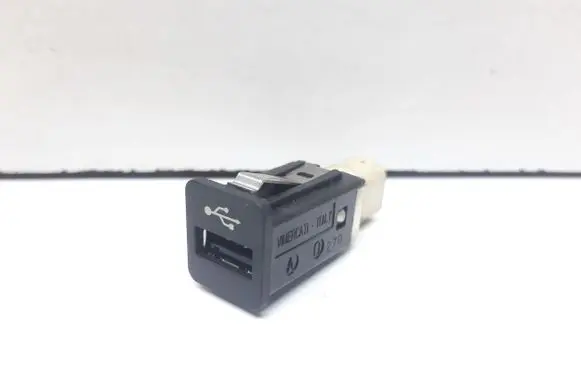 BMW 3 E90 E91 USB socket connector 9167196 61319167196