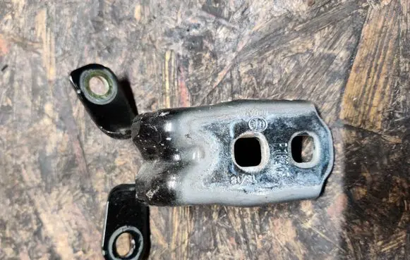 Citroen C3 Aircross Front door upper hinge P18205