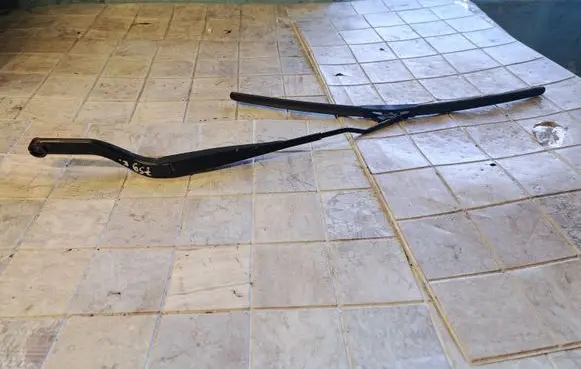 Opel Vectra C Windshield/front glass wiper blade 13188260