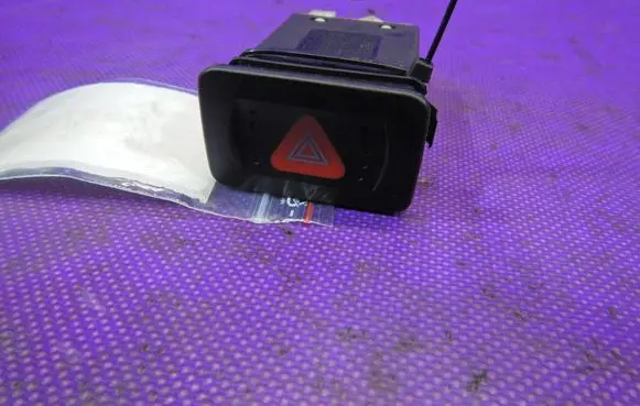 Volkswagen Golf IV Hazard light switch 1J0953235E