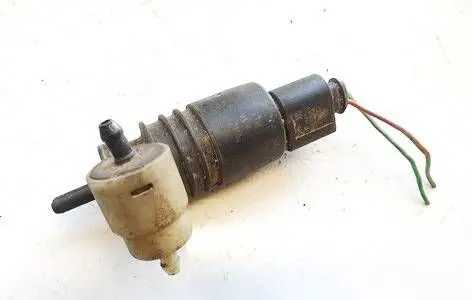 Volkswagen PASSAT B5 Windscreen/windshield washer pump 1j0973722