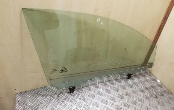 KIA Sportage Front door window glass four-door