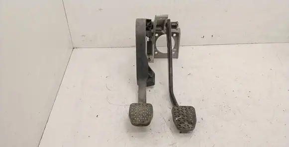 Accelerator throttle pedal
