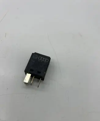 Volkswagen PASSAT B5 Other relay 8Z0951253 A1001X50