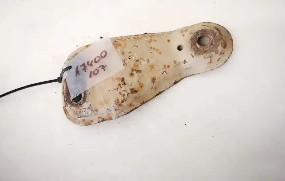 Engine mounting bracket