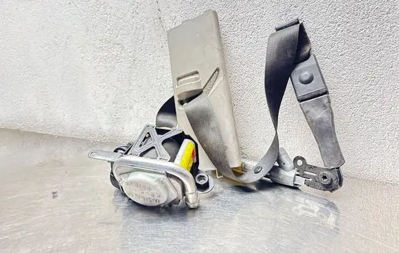 Opel Insignia A Front seatbelt 13303849 M111