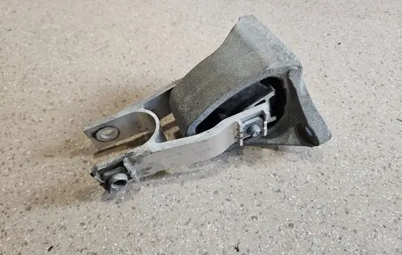 Engine mount bracket